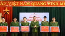 Mang “Đông ấm vùng cao” đến CBCS Công an và bà con nhân dân Yên Bái