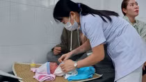 Bé gái sơ sinh còn nguyên dây rốn bị vứt dưới chân cầu