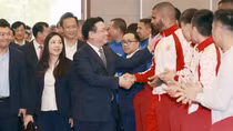Chủ tịch Quốc hội Vương Đình Huệ thăm Trung tâm Đào tạo bóng đá trẻ PVF