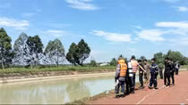 Lao xe máy xuống kênh, hai anh em họ đuối nước thương tâm