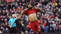 HLV Liverpool ăn mừng khi học trò đá hỏng phạt đền