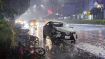 Tạm giữ tài xế lái ô tô đâm hàng loạt xe máy làm 1 người tử vong