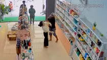 Làm rõ vụ cô gái bị đánh tới tấp tại cửa hàng mỹ phẩm