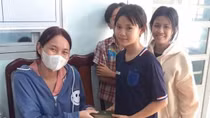 Ba thiếu niên nghèo không tham của rơi