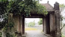 Cổng làng vẫn thức