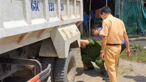 Xe ben lùi trúng người đàn ông mù bán vé số