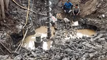 Công binh chi viện cho Đồng Tháp giải cứu bé trai bị lọt vào ống trụ bê tông