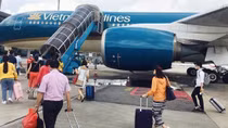 Giá vé máy bay rất cao vẫn hút người dân