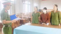 “Bênh vực bạn”, người phụ nữ xé biên bản, tấn công CSGT