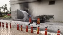 Cư dân bất an vì kẻ lạ mặt nhiều lần mang xăng vào đốt dưới sảnh