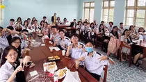 Học sinh vui mừng được tặng quà nhân Ngày Nhà giáo Việt Nam