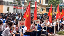 Tuyên truyền viên cảnh báo tác hại thuốc lá điện tử trong học sinh