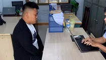 Giả vờ hỏi đường rồi giật phăng dây chuyền, điện thoại