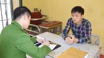 Bắt giam tài xế vượt đèn đỏ, bỏ chạy và chống trả Công an