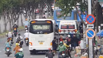 Loay hoay khắc phục xe bỏ bến, chuyển chạy "dù"