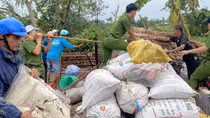 Tuổi trẻ Công an tỉnh Kiên Giang hỗ trợ người dân khắc phục hậu quả giông, lốc