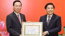 Chủ tịch nước Võ Văn Thưởng nhận Huy hiệu 30 năm tuổi Đảng