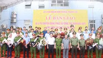 Bàn giao 16 xe ô tô chuyên dụng cho Công an các xã, thị trấn thuộc huyện Thanh Trì