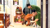 Phút sinh tử đối mặt với 2 kẻ cướp có súng