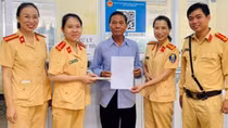 Người đàn ông vui mừng khi được CSGT trả lại túi tiền đánh rơi