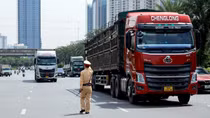 Test ma túy, thổi nồng độ cồn tài xế container trước khi vào cao tốc