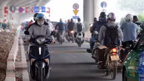 Xe máy lao ngược chiều làn mở rộng đường Nguyễn Xiển bất chấp nguy hiểm