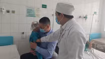 Bé trai bị đinh sắt đâm lún xương sọ