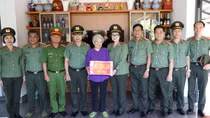 Bộ Công an tặng quà tri ân các gia đình Anh hùng và thương binh