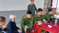 Công an Quảng Nam thu nhận hồ sơ cấp căn cước cho nhiều người già, khuyết tật