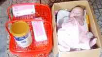 Người thân đến nhận bé gái bị bỏ rơi trong thùng carton