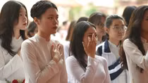 Nữ sinh Thủ đô xúc động trong ngày bế giảng