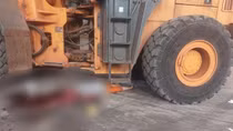 Đi bộ trong kho bị xe xúc cán qua người tử vong