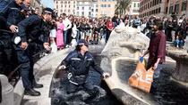 Một đài phun nước nổi tiếng ở Rome bất ngờ bị nhuộm đen