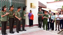 Trao tặng Nhà nghĩa tình đồng đội cho thân nhân liệt sĩ CAND Lê Văn Khang