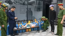 Thu giữ nhiều bình “khí cười” tại cửa hàng Vape Shop 86
