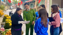 Niềm vui người dân khi hộ khẩu giấy chính thức bãi bỏ