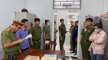 Bắt tạm giam đối tượng mua bán hàng cấm