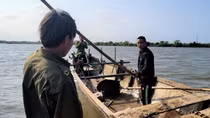 Cát tặc trên sông Ô Lâu liều lĩnh tấn công Công an