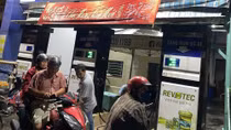 Nhiều cửa hàng tại TP Hồ Chí Minh hết xăng dầu và "nghỉ Tết"