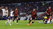 CĐV Arsenal sung sướng vì bàn thắng của Harry Kane