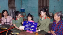 Nhận đỡ đầu hai bé có mẹ nhiễm chất độc da cam và mô côi cha mẹ