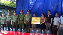 Trao quà hỗ trợ gia đình Thượng úy Đỗ Văn Tú hy sinh khi làm nhiệm vụ