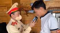 Vui chén rượu, lái tàu thủy 'méo mặt' nhận giấy phạt vi phạm nồng độ cồn