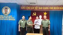 Hành khách xúc động khi được nhận lại tài sản đánh rơi ở sân bay