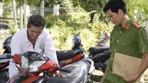 Niềm vui của người dân khi nhận lại xe máy bị mất trộm