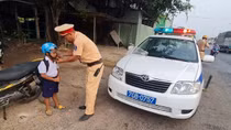 Cảm động CSGT trích tiền lương tặng mũ bảo hiểm học sinh nghèo vùng biên