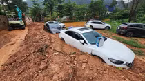 Sạt lở đất ở huyện Sóc Sơn khiến nhiều xe ô tô bị vùi lấp