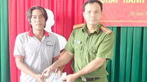 Người đàn ông làm thuê cảm kích khi nhận lại ví tiền từ Công an