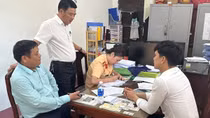 Tài xế taxi điện nghênh ngang quay đầu xe trên cầu Trường Tiền