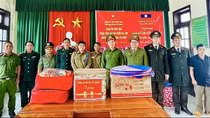 Tặng nhu yếu phẩm cho Trạm Kiểm soát Công an huyện giáp biên của Lào